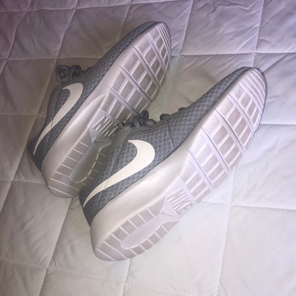 Gray running nikes size 6 youth kids - Picture 3 of 6